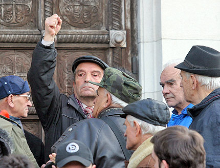 пенсионери протестират